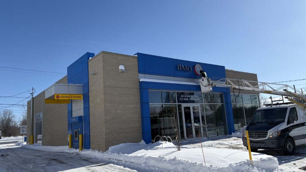 Vue d’ensemble de la BMO Sainte-Julie avec revêtement extérieur C2000