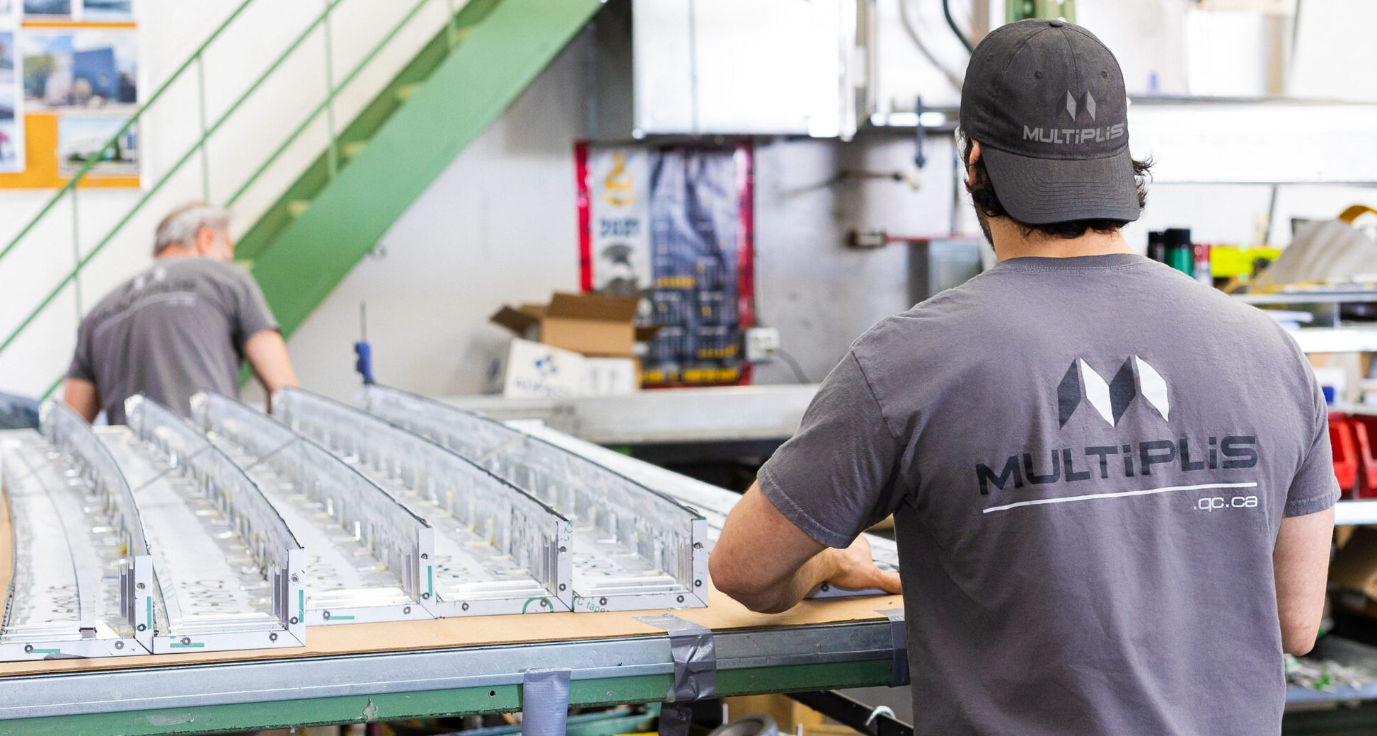 Assemblage d’un panneau métallique dans l’usine Multi-Plis